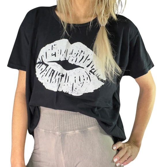 *BRAND NEW BOUTIQUE* Kissy Lips Graphic Tee - Picture 4 of 4